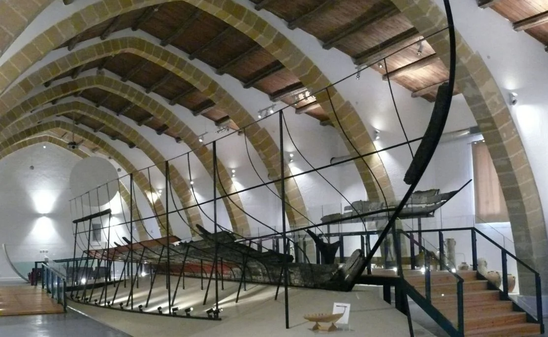 Marsala, Museo Baglio Anselmi, zaal met de resten van een Fenicisch schip Foto: Sicilië. Eiland in het midden