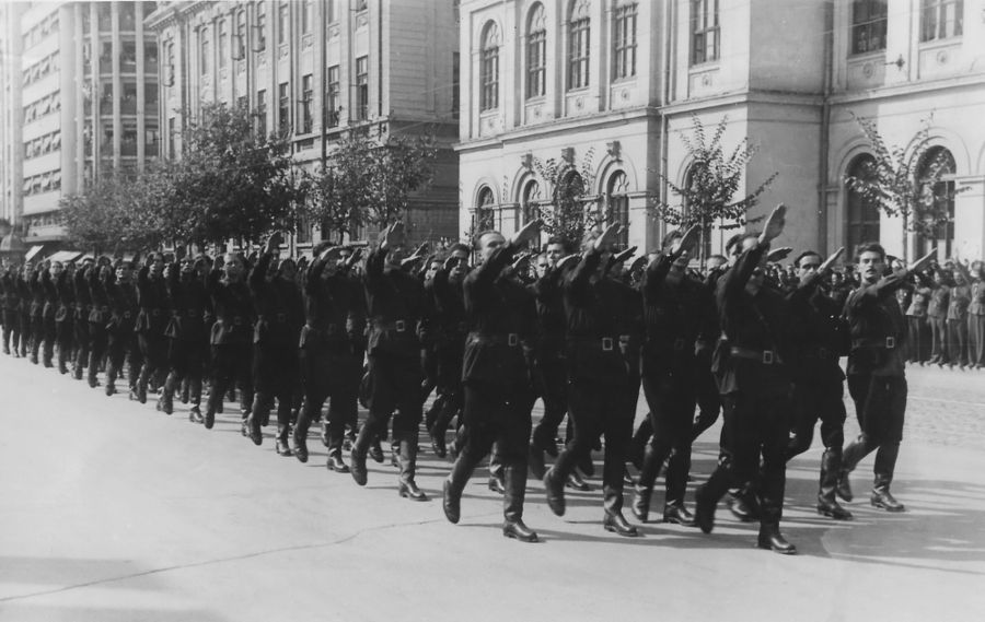 Leden van de IJzeren Garde tijdens een processie in Boekarest, ca. 1940