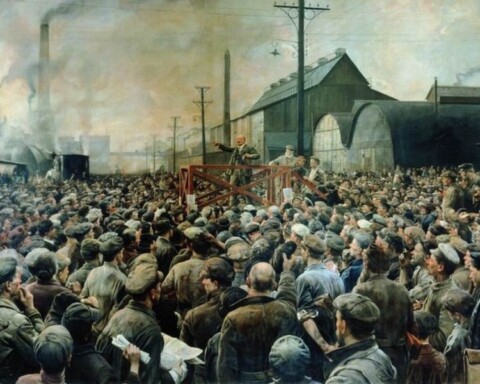 Lenin in 1917 tijdens een toespraak bij een fabriek