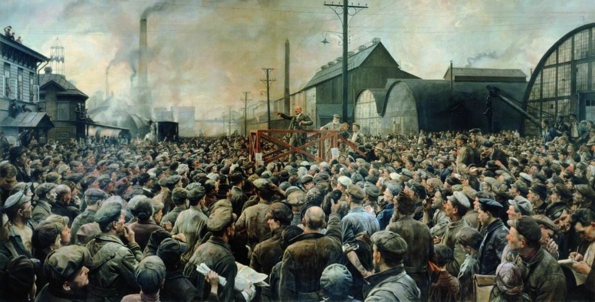 Lenin in 1917 tijdens een toespraak bij een fabriek