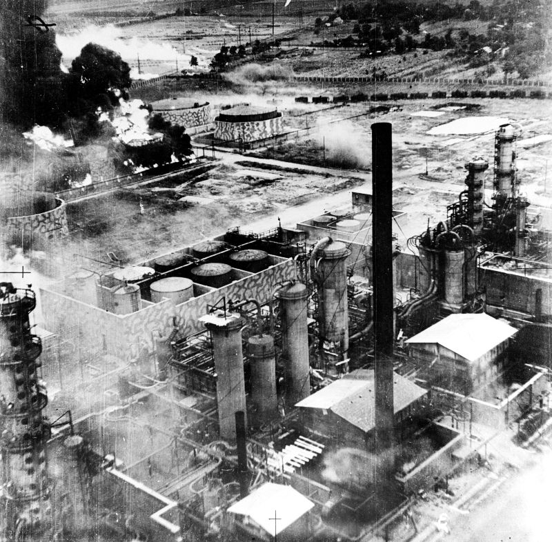 Bombardement van een olieraffinaderij bij Ploesti in 1943