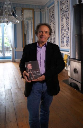 René van Stipriaan mett zijn boek, tijdens de uitreiking in het Hodshon huis in Haarlem