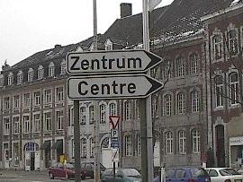 Verkeersborden in zowel Duits als Frans in Eupen