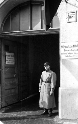 Wachtpost voor de ingang van de Volksdeutschen Mittelstelle im Einsatzstab, 1940