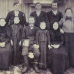 Wolga-Duitse boerenfamilie ergens in het begin van de twintigste eeuw (locatie en maker onbekend)