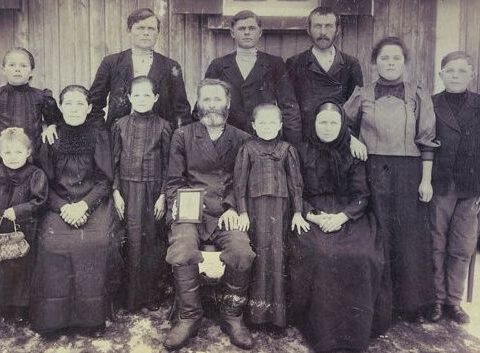 Wolga-Duitse boerenfamilie ergens in het begin van de twintigste eeuw (locatie en maker onbekend)