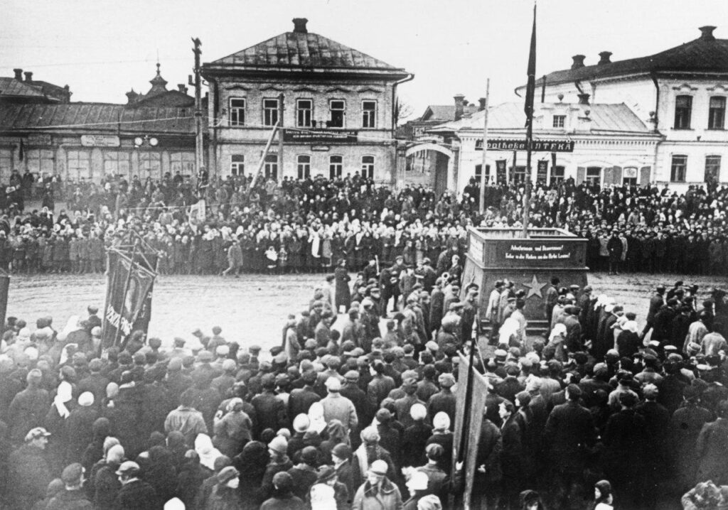 Politieke bijeenkomst in de Autonome Socialistische Sovjetrepubliek van de Wolga-Duitsers in oktober 1927, ter gelegenheid van de tiende jaardag van de Oktoberrevolutie. Bron: Bundeszentrale für politische Bildung 