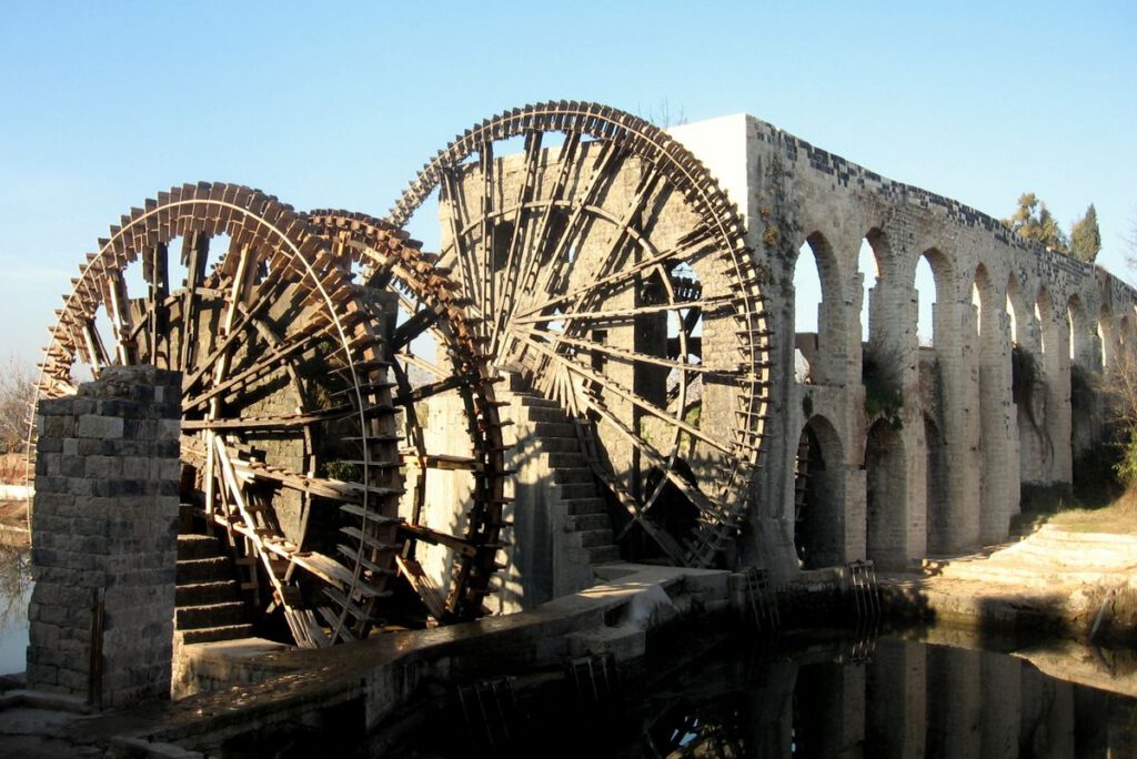De grote waterwielen van Hama, die water uit de rivier Orestes overbrengen naar irrigatiekanalen, overleefden de gewelddadigheden van 1982 en zijn nog altijd symbool van de stad 