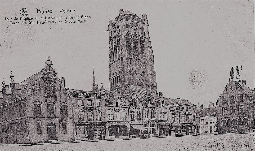 De grote markt van Veurne en de twaalfde-eeuwse Sint-Niklaaskerk op een Belgische ansichtkaart uit de jaren 1910. De kerk troonde al boven het landschap toen de stad het epicentrum was van de opstand van de polderkerels.