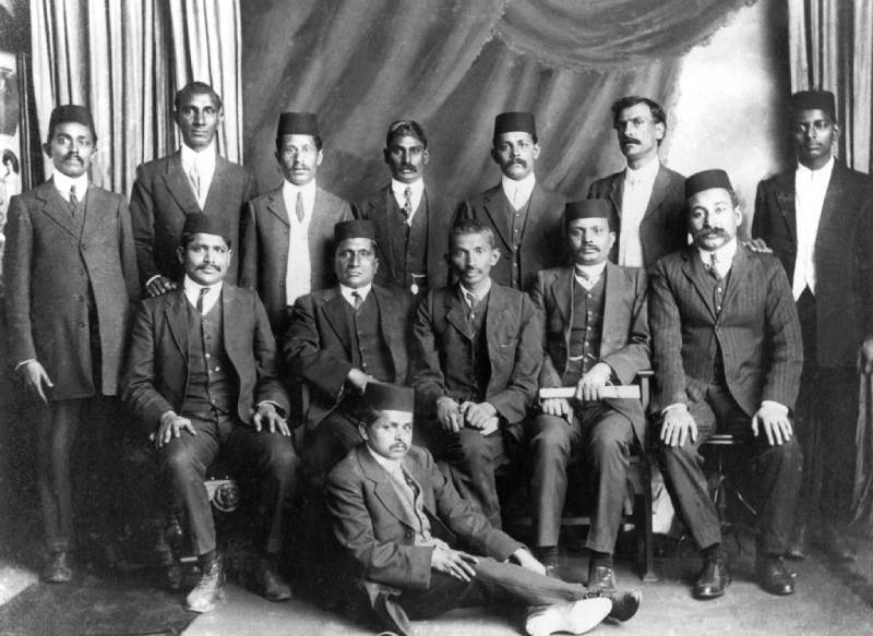 Gandhi met een aantal andere leiders van zijn beweging in Zuid-Afrika.