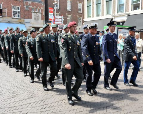 Gedecoreerde militairen tijdens Veteranendag 2015