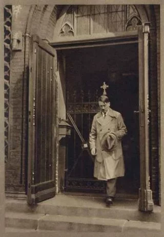 Hitler verlaat een kerk, 1932