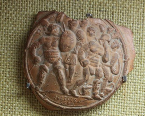 Fragment aardewerk met daarop een afbeelding van een hoplomachus