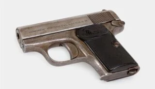 'Kommer' pistool (caliber 6,35) uit nalatenschap Jozef Franciscus Valentinus ('Joep') Huffener (1925-1989). Verzetsdeelnemer. Schuilnaam: ‘Adriaan van Welzen’