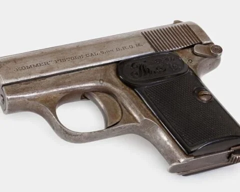 'Kommer' pistool (caliber 6,35) uit nalatenschap Jozef Franciscus Valentinus ('Joep') Huffener (1925-1989). Verzetsdeelnemer. Schuilnaam: ‘Adriaan van Welzen’
