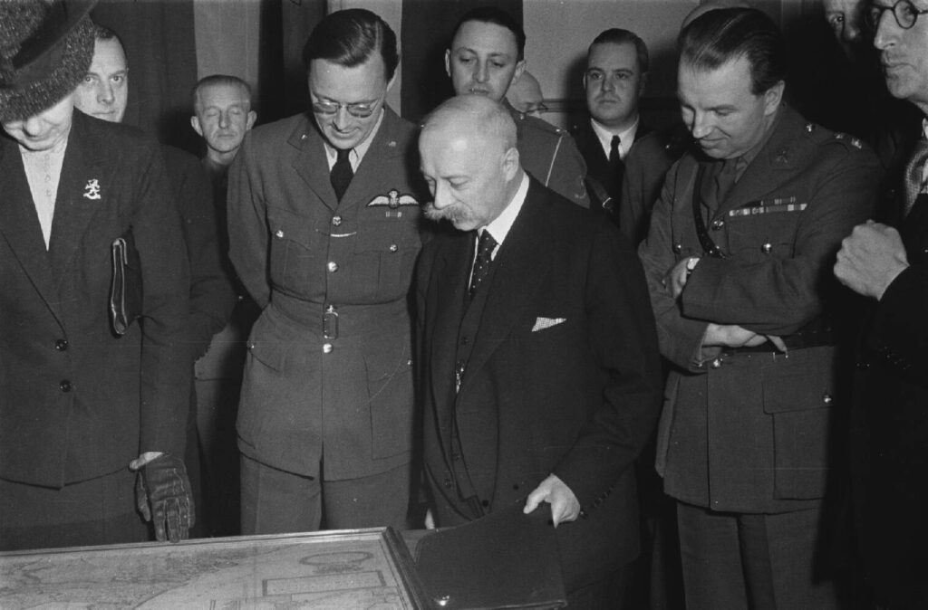 Prins Bernhard en minister-president in ballingschap Gerbrandy bezoeken een Nederlandse tentoonstelling in Londen, 1942 