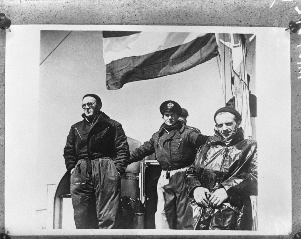 Prins Bernhard (links) aan boord van een motortorpedoboot van de Koninklijke Marine tijdens een inspectiebezoek