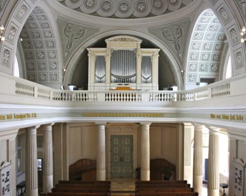 Oksaal of orgelbalkon in een kerk in Wenen