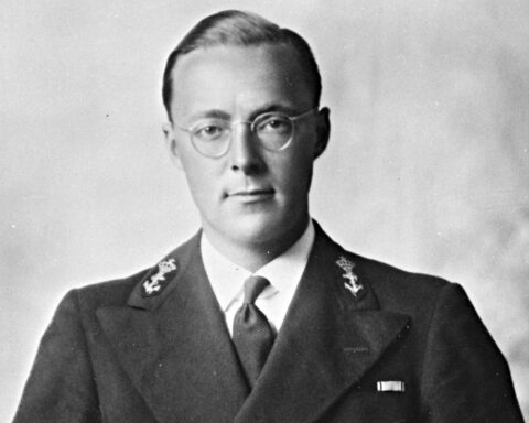 Prins Bernhard in heet uniform van de Koninklijke Marine, 1942