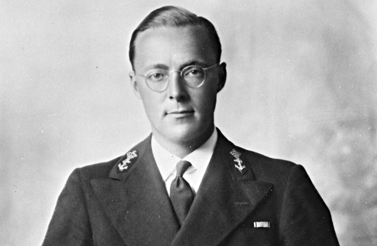 Prins Bernhard in heet uniform van de Koninklijke Marine, 1942