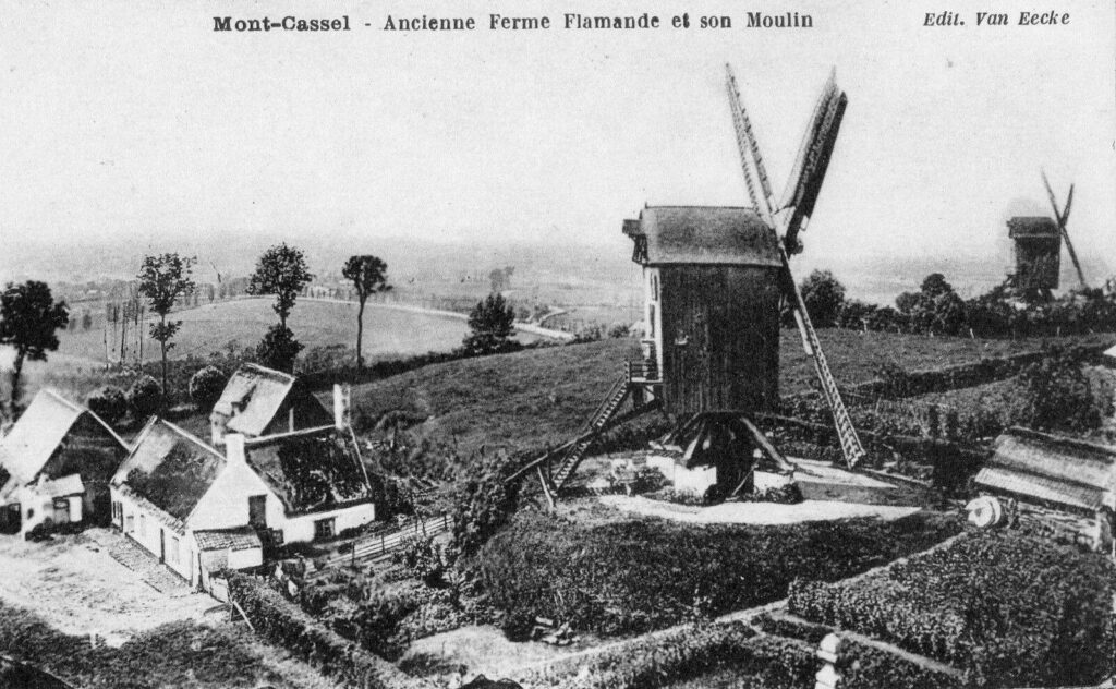 Zicht vanop de Kasselberg met een ‘oude Vlaamse hoeve en zijn molen’ op een Franse ansichtkaart uit de jaren 1910. In deze streek eindigde de Kerelopstand in de oogstmaand van het jaar 1328. Kassel (Cassel in het Frans) ligt vandaag in het noordoosten van Frankrijk.