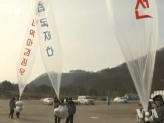 Zuid-Koreaanse activisten laten ballonnen op