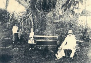 Het gezin Berkhout-Bimmermann onder de waringinboom in de tuin van hun huis in Bandung, 1889. Van links naar rechts: Alma met parasol, Hugo, Elly, Toeti en Anton.