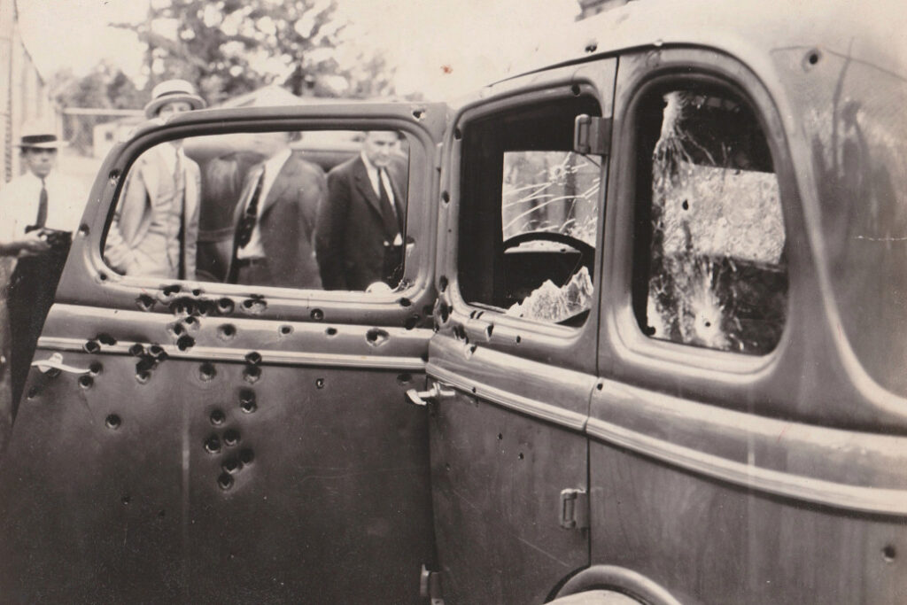 De met kogels doorzeefde auto van Bonnie en Clyde, nadat zij door de politie in een hinderlaag waren gelokt. FBI-foto van 23 mei 1934