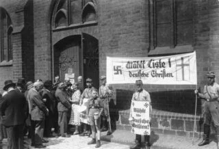 Duitse nazi's voeren campagne tijdens een kerkenraad-verkiezing in Berlijn, 23 juli 1933