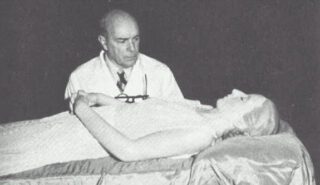 Dr. Pedro Ara bij het gebalsemde en opgebaarde lichaam van Perón