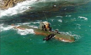 Zuid-Koreaanse mariniers onderzoeken de bij Gangneung gestrande onderzeeër.