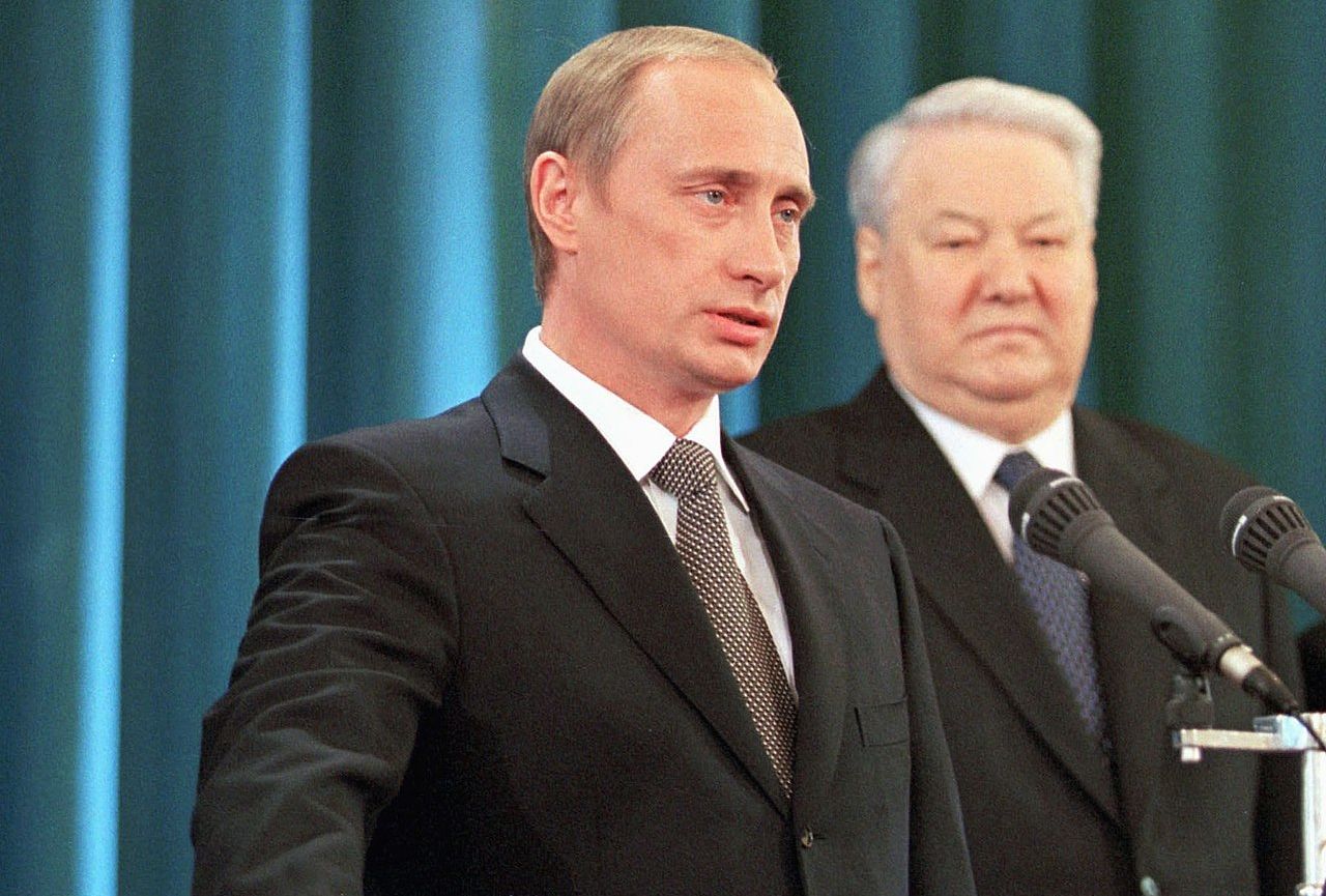 Vladimir Poetin legt de presidentiële eed af, rechts zijn voorganger Boris Jeltsin