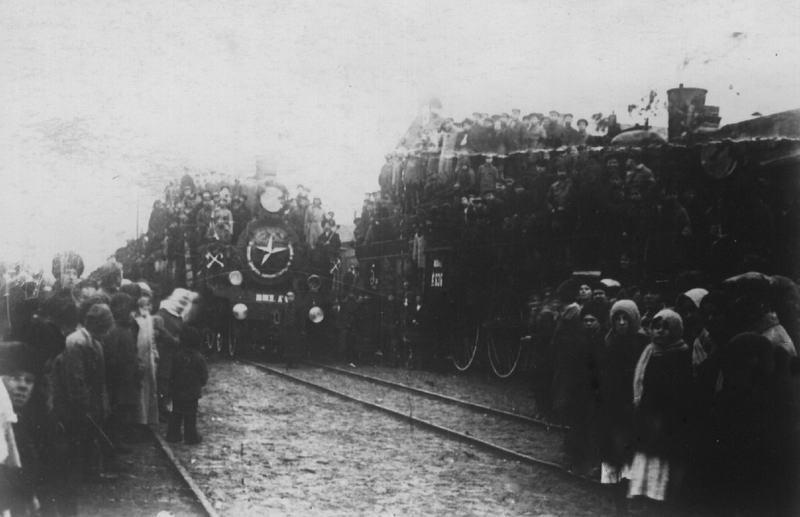 Aankomst in Kirsanov van een trein met sovjet-soldaten en communistische jeugdbrigades die de opstand komen neerslaan. 