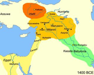 Het Oude Nabije Oosten rond 1400 v.Chr. met Assur onder invloed van het koninkrijk Mitanni dat op dat moment zijn bloeiperiode kende alvorens in verval te geraken door interne twisten. 