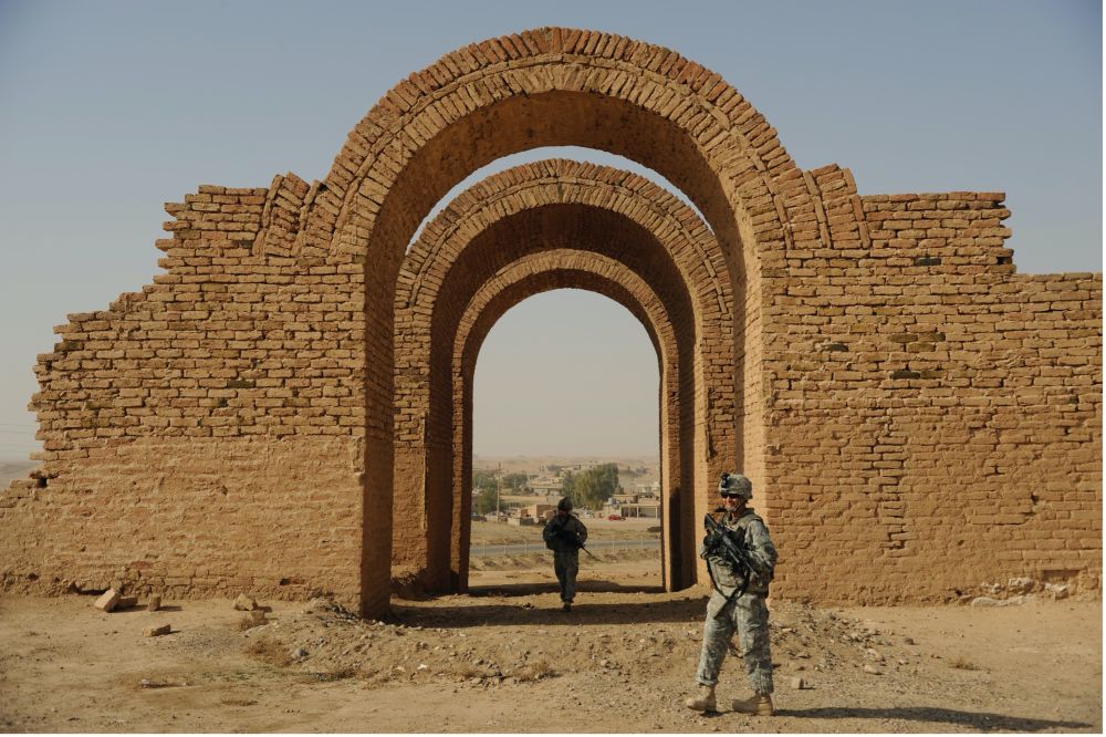 Amerikaanse soldaten bij de ruïnes van de oude stad Assur, de destijdse hoofdstad van Assur-uballit.
