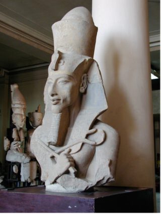 Een standbeeld van farao Achnaton met wie Assur-uballit correspondeerde. Museum der Egyptische oudheden, Caïro
