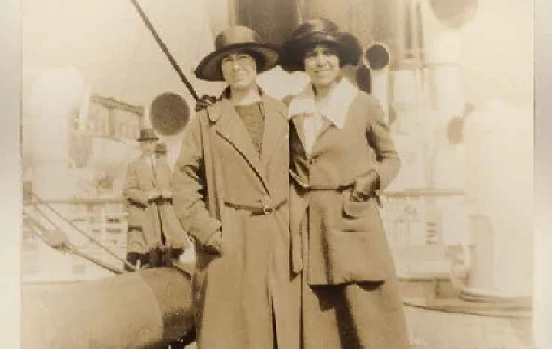 Anna Remmerie (links) met vriendin