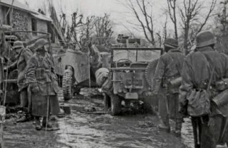 Troepen van de 1e SS-Pantserdivisie rond het begin van het Ardennenoffensief