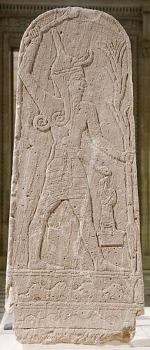 Afbeelding van Baäl. Kalksteen. Gevonden in Ugarit (West-Syrië). Datering ca. 1500-1300 v.Chr.