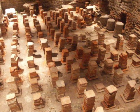 Caldarium van de Romeinse baden in Bath, Engeland. De vloer is hier verwijderd zodat te zien is hoe de warme lucht de vloer verwarmde