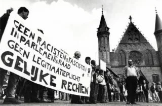 Demonstratie tegen Hans Janmaat tijdens de beëdiging van de nieuw gekozen Tweede Kamer, 1989