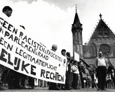 Demonstratie tegen Hans Janmaat tijdens de beëdiging van de nieuw gekozen Tweede Kamer, 1989
