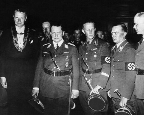 August Wilhelm van Pruisen schuin achter de burgemeester en Herman Göring (Publiek domein/wiki)