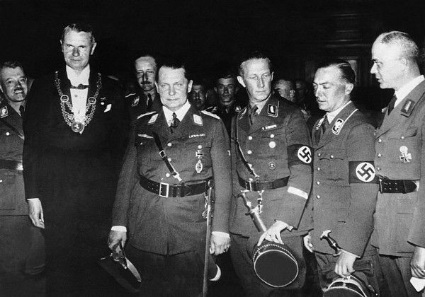 August Wilhelm van Pruisen schuin achter de burgemeester en Herman Göring (Publiek domein/wiki)