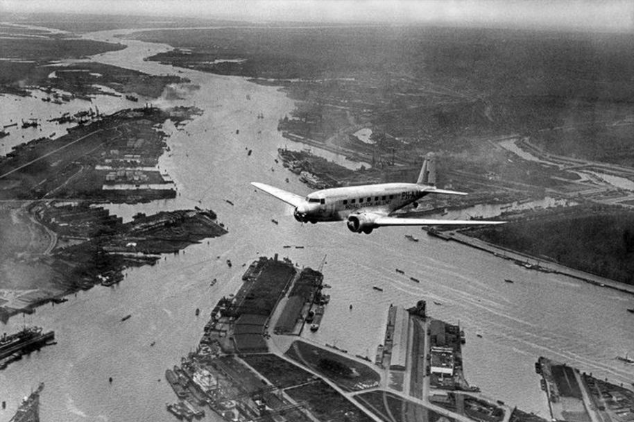 Eerste vlucht van de Uiver boven de haven van Rotterdam, 19 september 1934
