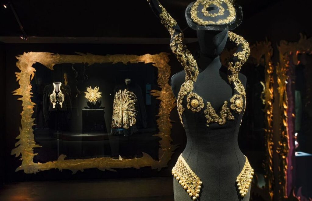 Elsa Schiaparelli. Impressie van de tentoonstelling in het Musée des Arts Décoratifs
