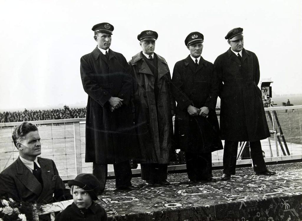 Huldiging van de Uiver-bemanning, na het afleggen van de Melbourne-race, 30 november 1934. V.l.n.r. de heer Prins (mechanicien), de heer Moll (tweede piloot), de heer Parmentier (eerste piloot), en de heer van der Brugge (marconist).