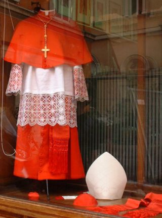 Koorkleding van een kardinaal