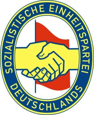 Logo van de SED, de Sozialistische Einheitspartei Deutschlands, de regerende communistische partij in de voormalige DDR