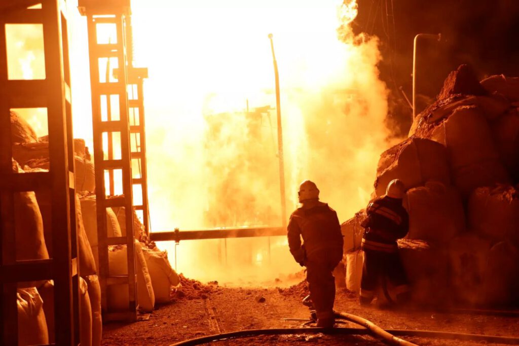 Brand na een raketaanval op een infrastructuurfaciliteit in de oblast Kiev